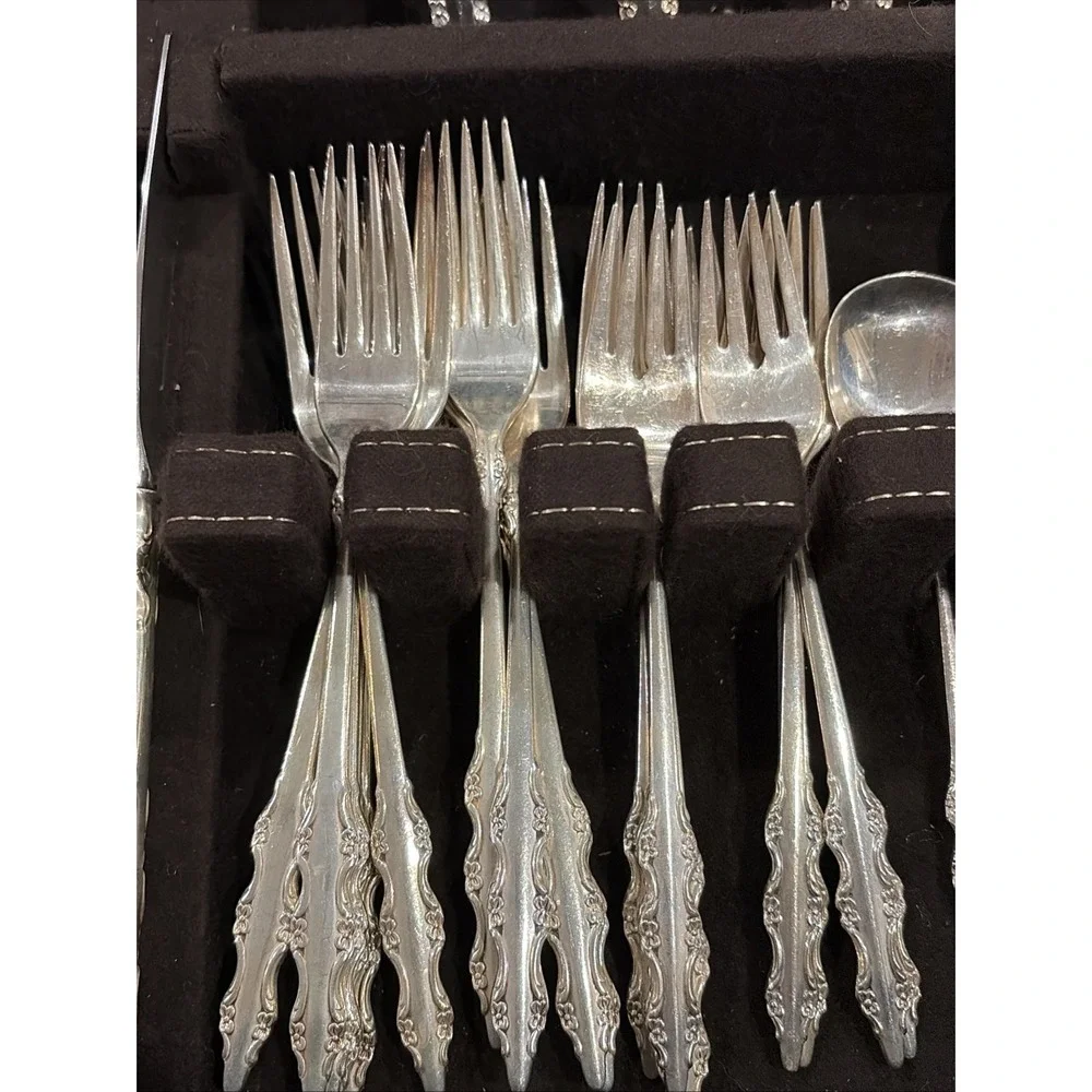 International Deep Silver Inlaid 53 Piece Set Empress Silverplate With Case